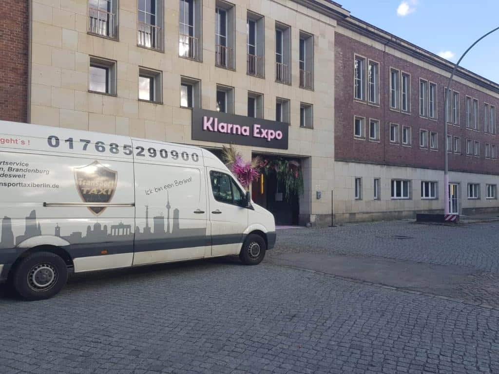 Messetransport, Kuriertransport, Eventtransport Transporter vor Messegelände, transportiert Matieral und Produkte für das Event, darunter Produkte und Materialien für den Messestand bzw. Messebau.
