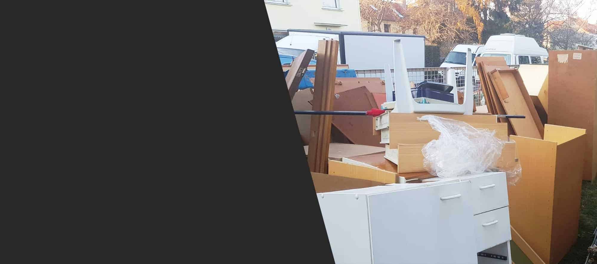 Sperrmüll Abholung und Entsorgung in Berlin Ein großer Haufen Sperrmüll am Straßenrand, bereit zur Abholung und Entsorgung durch Harb Entsorgung in Berlin