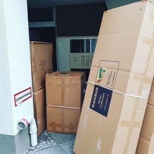 Verpackte Möbel von Rahaus und Technik geliefert von Harb Entsorgung in Berlin