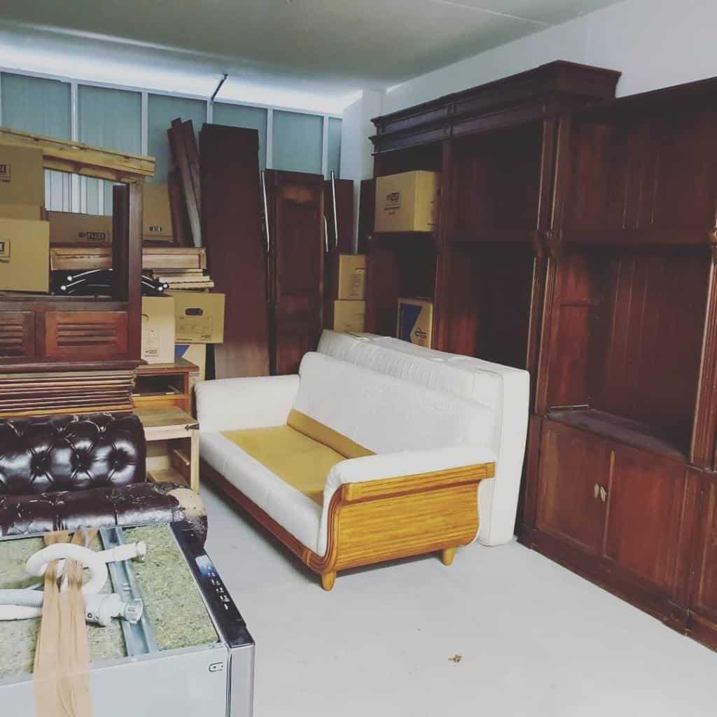 Alte Möbel, die als Sperrmüll entsorgt werde. Darunter Schränke, Couches, Kommoden, Vitrinen, Tische.
