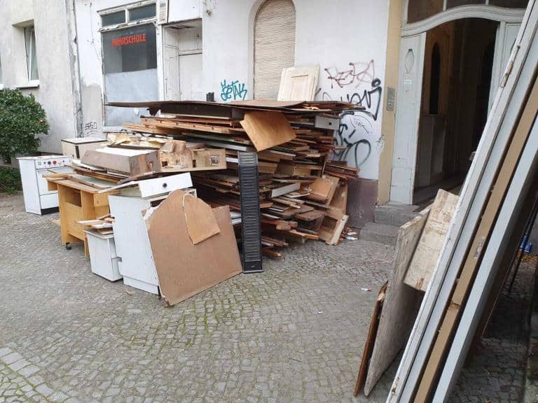 Gestapelte Abfälle vor einem Haus in Berlin bereit zu Sperrmüllentsorgung