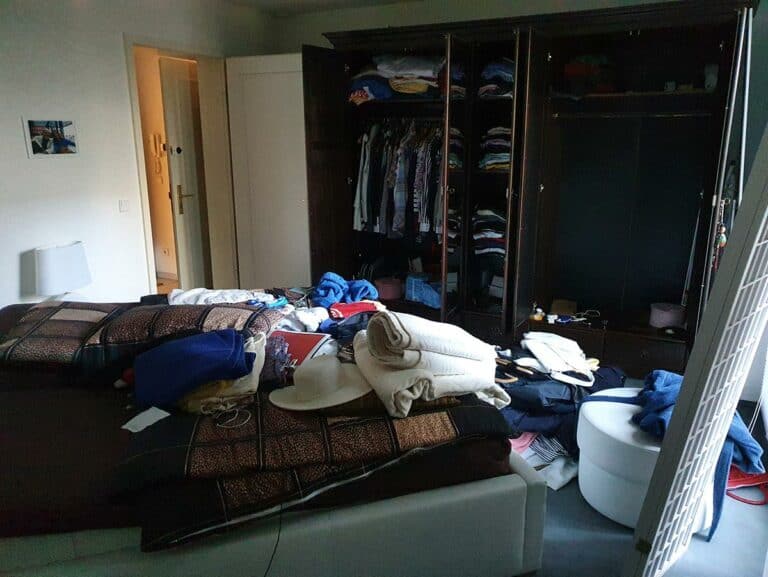 Schlafzimmer mit vollen Kleiderschränken in Berlin-Charlottenburg welche im Rahmen einer Haushaltsauflösung geräumt und entrümpelt wird