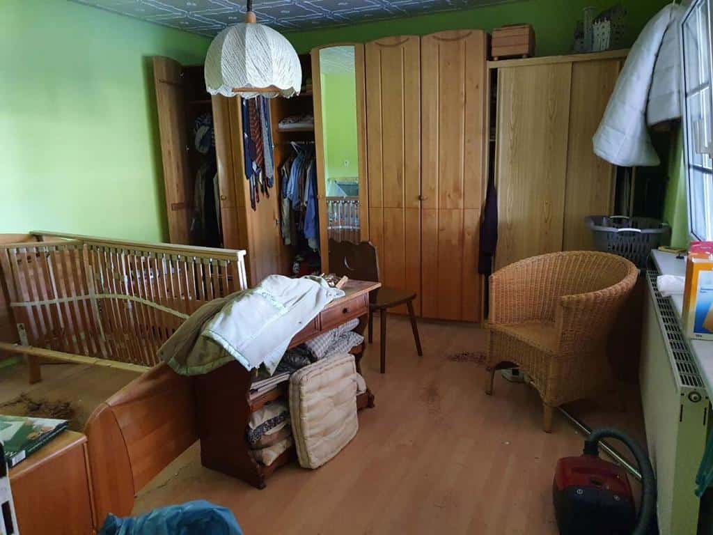Schlafzimmer einer Wohnung in Berlin-Brandenburg mit Möbeln und Sperrmüll bevor die Entrümpelung und Haushaltsauflösung beginnt