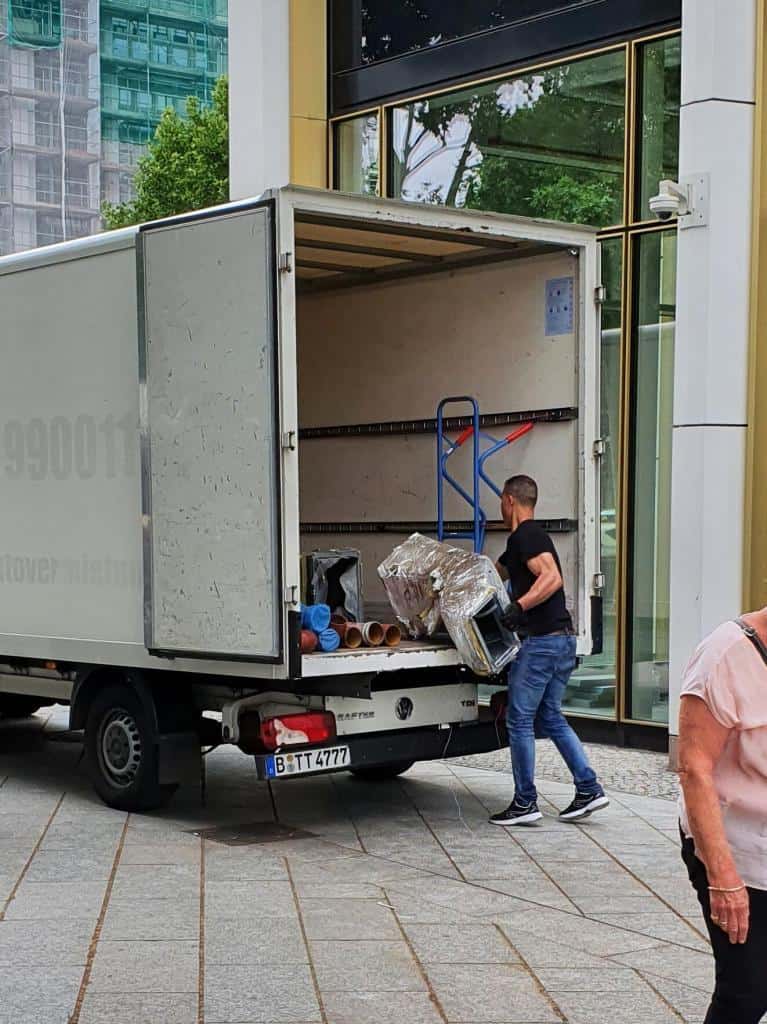 Ein Transporter in Berlin Charlottenburg-Wilmersdorf, den die Entrümpelungsfirma zur Bauschuttentsorgung nutzt