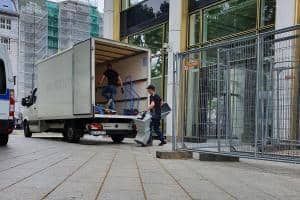 Transporter, der bei einer Bauschuttabholung und Bauschuttentsorgung in Berlin Charlottenburg-Wilmersdorf vollgeladen wird