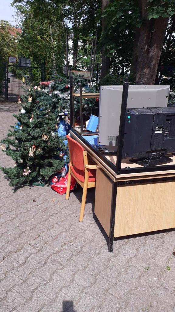 Ein Haufen Sperrmüll in Berlin Zehlendorf - Schränke, Fernseher, Weihnachtsbäume warten darauf entsorgt zu werden
