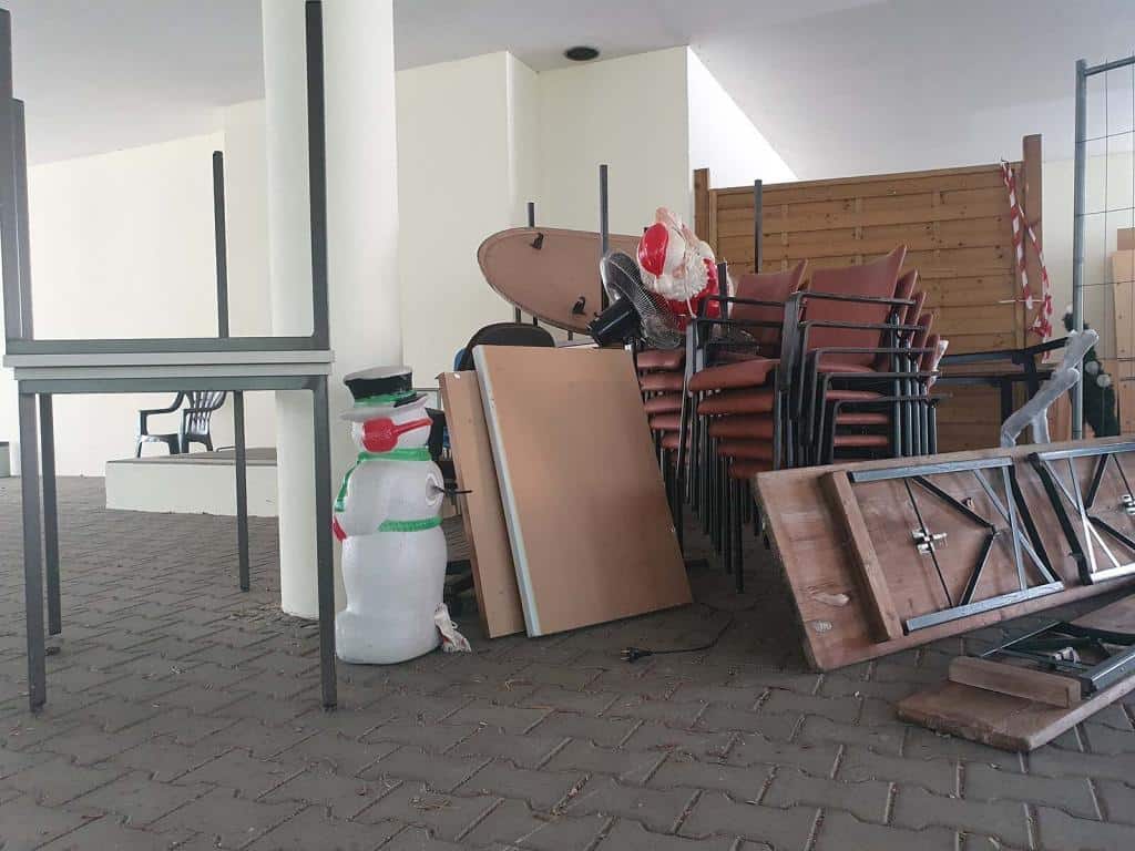 Tische, Schränke, Stühle als Sperrmüll auf einer Straße in Berlin Zehlendorf bereit zur Sperrmüllentsorgung