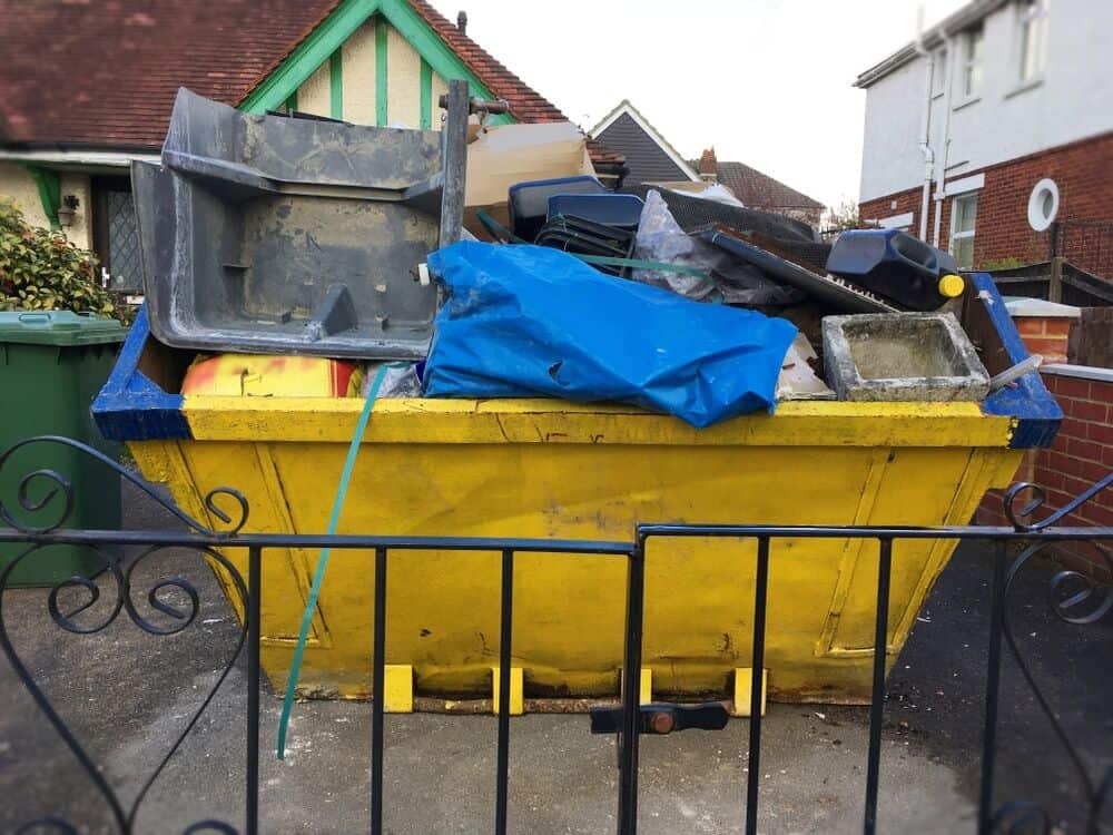 Eine Wohnung wurde entrümpelt und der Inhalt auf einen Sperrmüllcontainer gelegt.