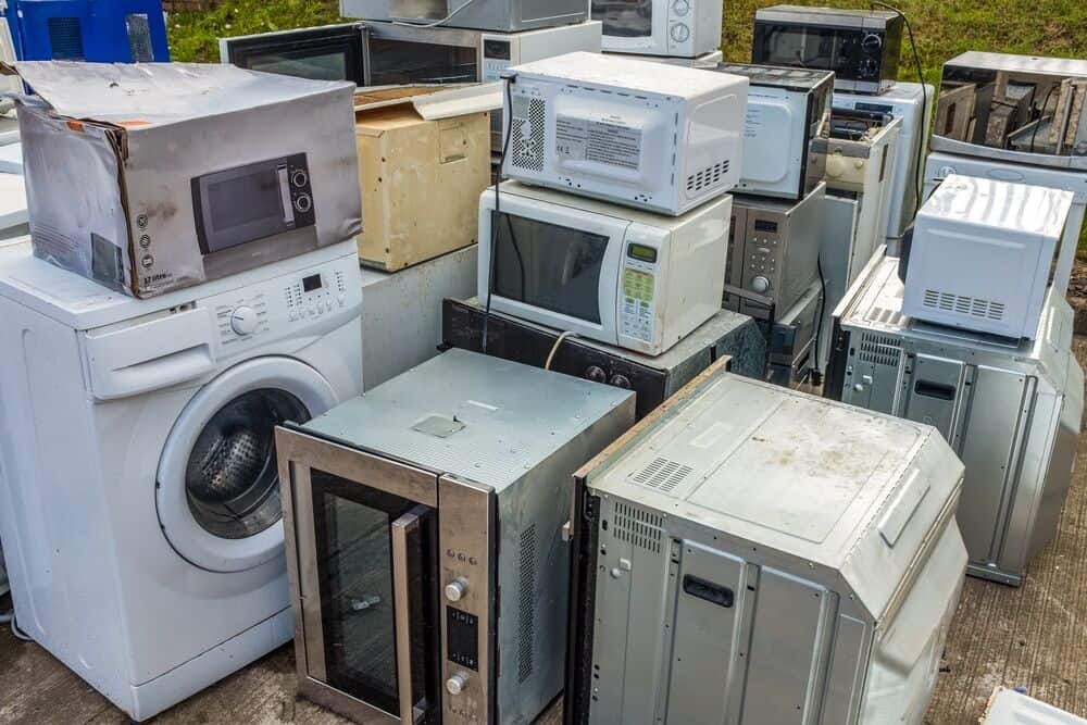 Waschmaschine, Elektroherd und Mikrowellen nach einer Entsorgung auf einem Wertstoffhof