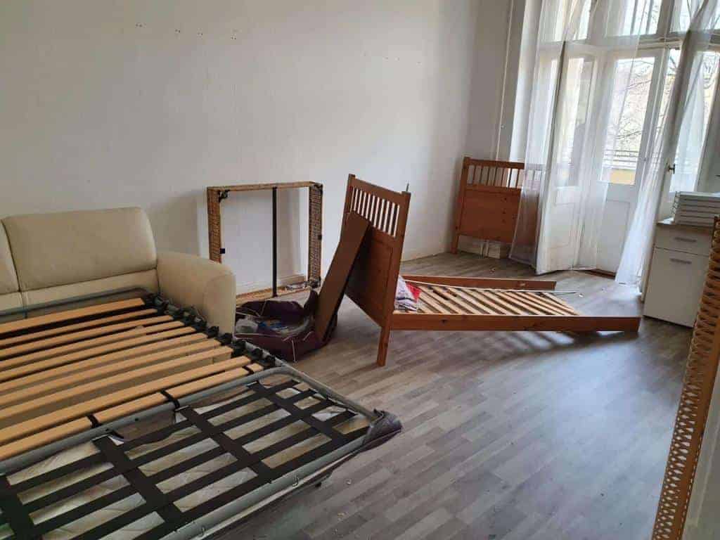 Wohnung mit Sperrmüll, bereit zur Räumung und Abholung durch Harb Entsorgung in Berlin